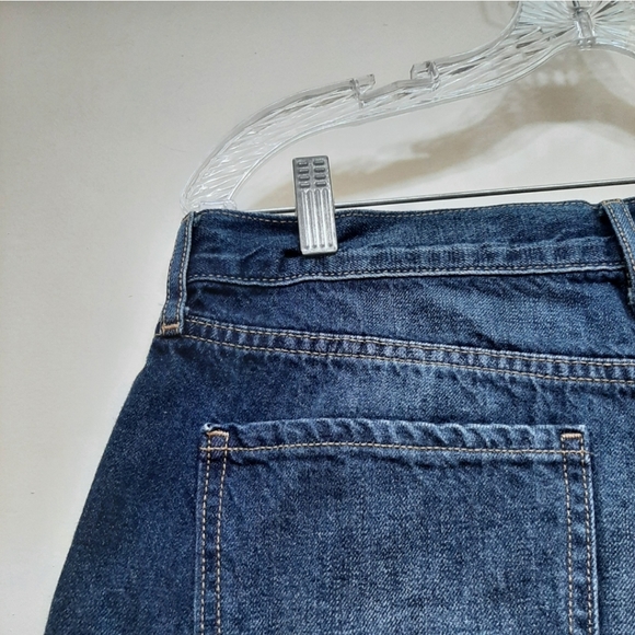 Old Navy Women's  Regular Distressed Shorts Sz 8 - Picture 4 of 7